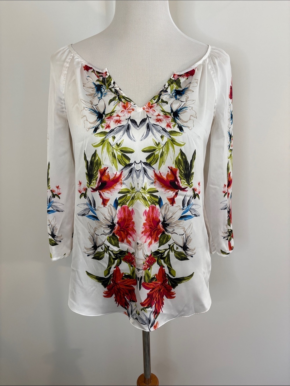 White House Black Market White Floral Mirror-Print V-Neck Blouse